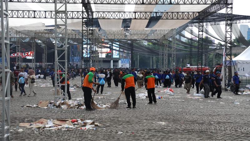 Cover DLH Angkut 164 Ton Sampah Sisa Perayaan Hari Buruh di Jakarta